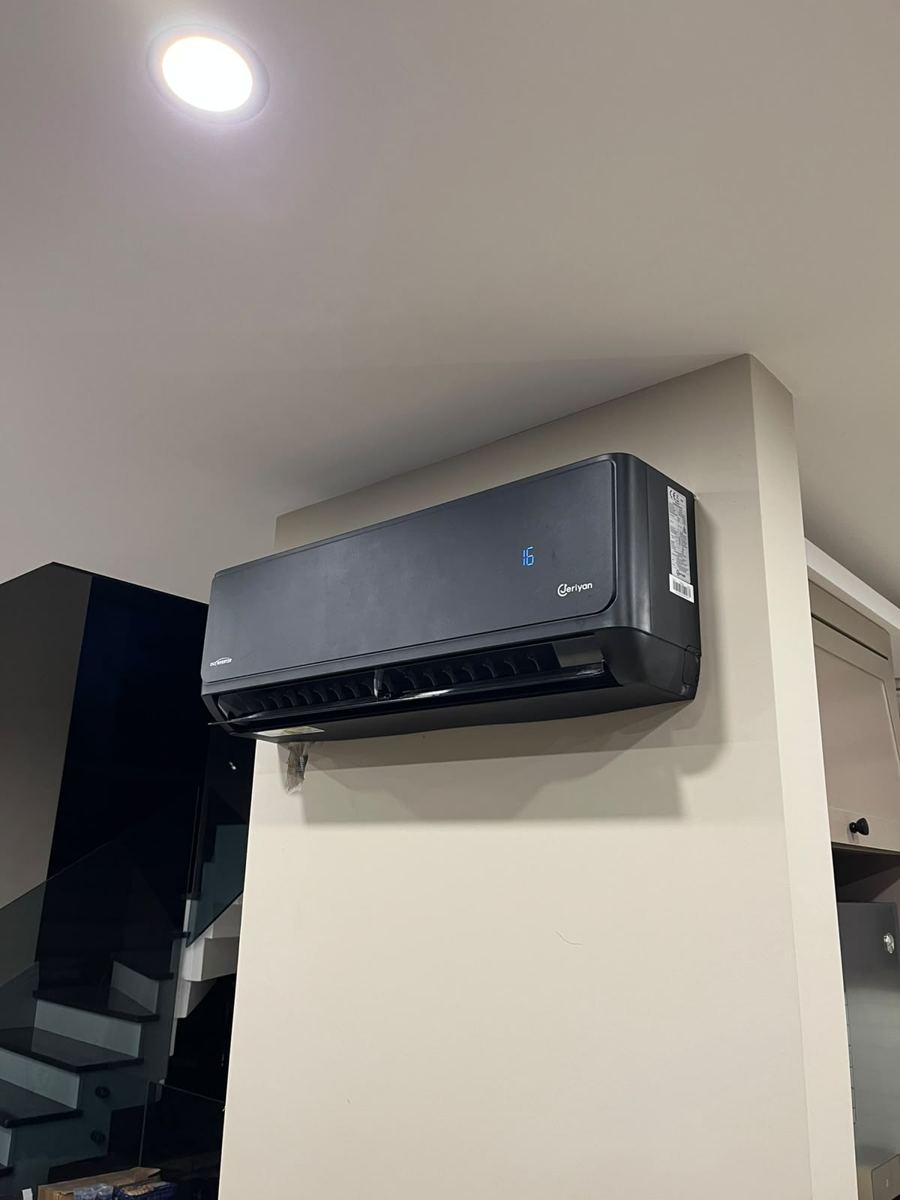 Jeriyan Split Klima Montajı - Siyah panel inverter klima, salon montajı